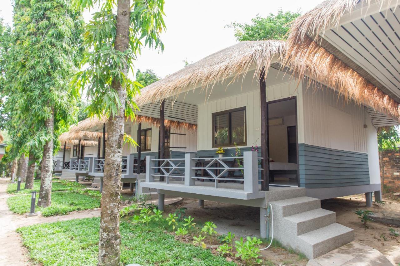 Adarin Beach Resort Mae Nam Buitenkant foto